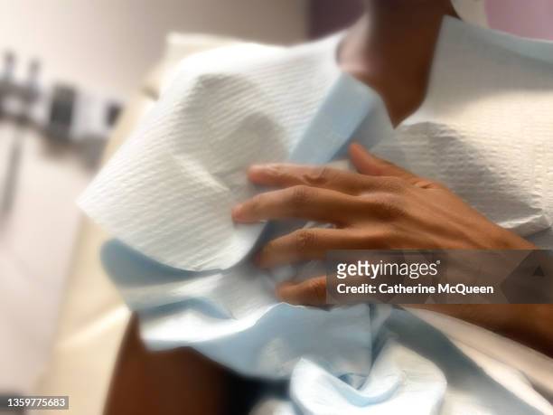 african-american woman wearing patient gown while waiting for doctor in examination room - pap smear 個照片及圖片檔