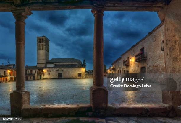 plaza mayor de pedraza, segovia, spain - segovia fotografías e imágenes de stock