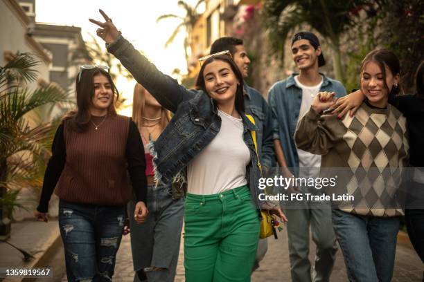 des amis adolescents marchent et dansent à l’extérieur - adolescence photos et images de collection