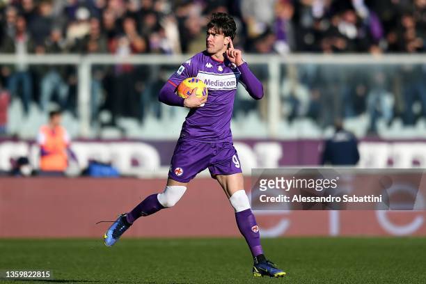 Dusan Vlahovic of ACF Fiorentina celebrates after scoring the 1-2 goal during the Serie A match between ACF Fiorentina and US Sassuolo at Stadio...