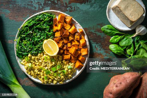 ensalada de tofu scramble desayuno receta vegana casera toda la planta ba - dieta a base de plantas fotografías e imágenes de stock