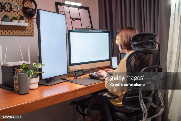 asiatische frau, die zu hause arbeitet, home office für die arbeit am ort - ergonomie stock-fotos und bilder