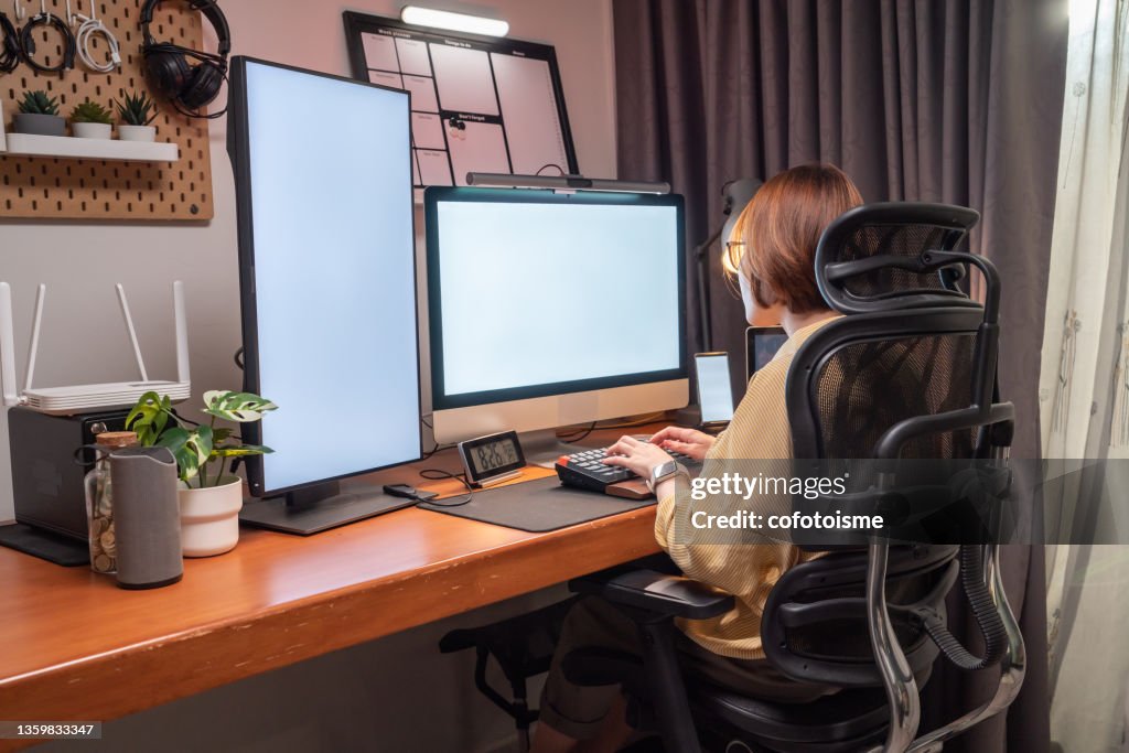 Mulher asiática trabalhando em casa, home office para o trabalho de lugar