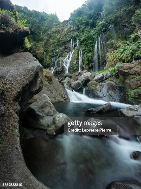 cascade paradisiaque de langevin (grand galet), ile de la réunion - paradisiaque - fotografias e filmes do acervo