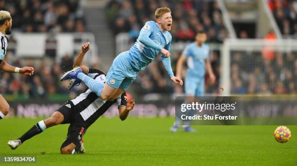 Kevin De Bruyne of Manchester City is challenged by Isaac Hayden of Newcastle United during the Premier League match between Newcastle United and...