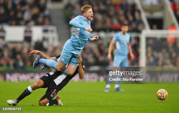 Kevin De Bruyne of Manchester City is challenged by Isaac Hayden of Newcastle United during the Premier League match between Newcastle United and...