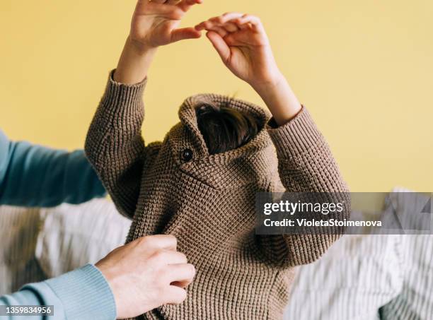 father helping son dressing up. - aankleden stockfoto's en -beelden