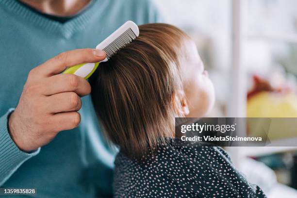 padre cepillando el cabello de su niña. - combing fotografías e imágenes de stock