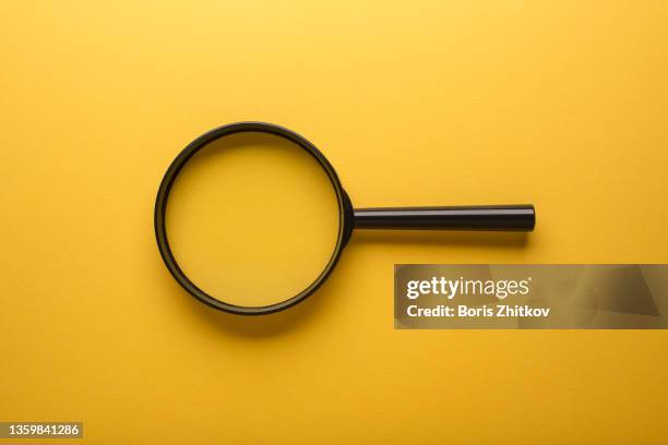 magnifying glass. - lupa instrumento óptico fotografías e imágenes de stock