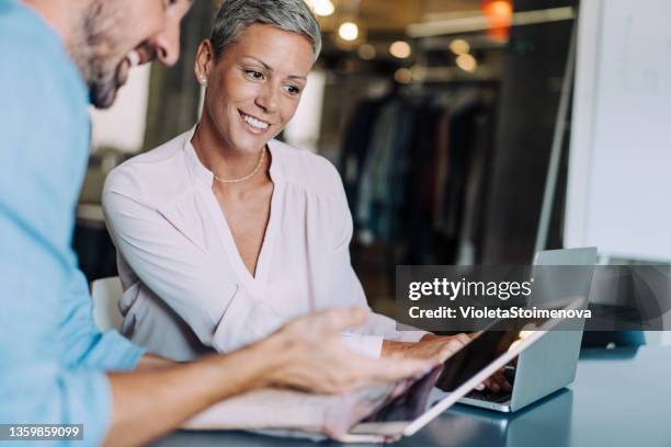 partner commerciali in riunione. - couple looking laptop foto e immagini stock