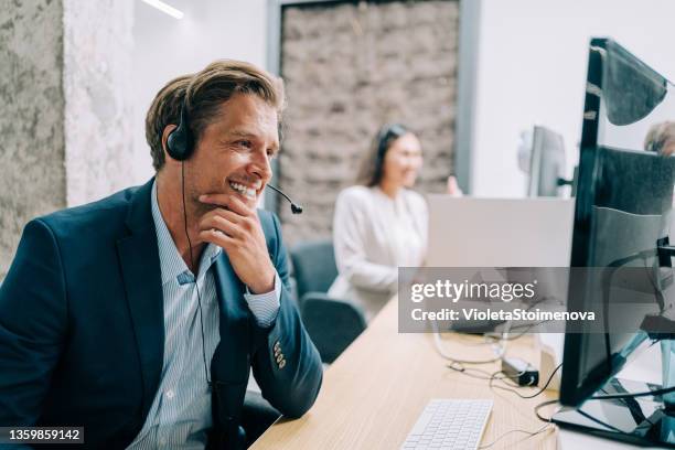 operatori del call center. - sales executive foto e immagini stock