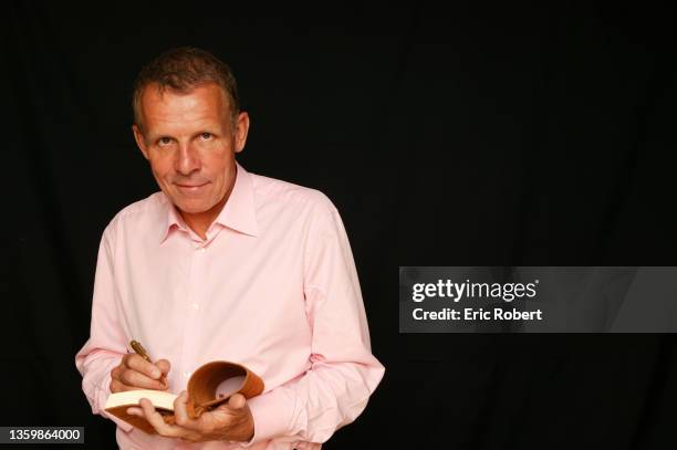 Patrick Poivre d'Arvor photographié dans son bureau de TF1 en Novembre 2003