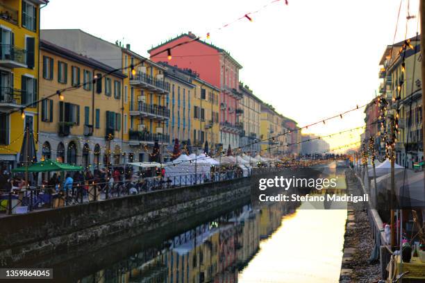 navigli canals in christmas season at sunset, milan, italy - milano navigli stock-fotos und bilder