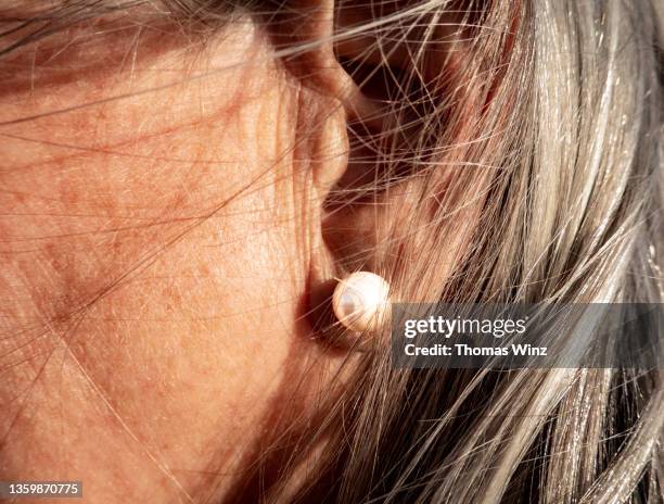 glowing pearl earing - pearl earring stock pictures, royalty-free photos & images