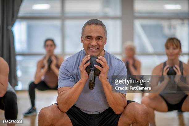 fitnesskurs für erwachsene im gewichtheben - hawaiianischer abstammung stock-fotos und bilder