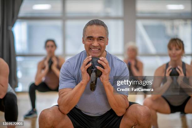 adult weight lifting fitness class - hawaiiaanse etniciteit stockfoto's en -beelden