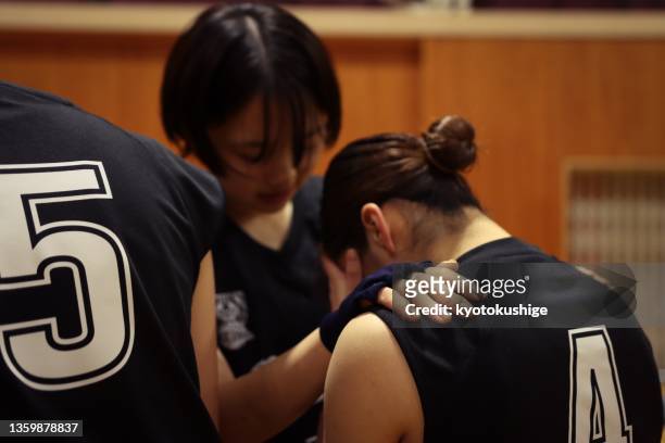 young female team loses - basketball womens college foto e immagini stock