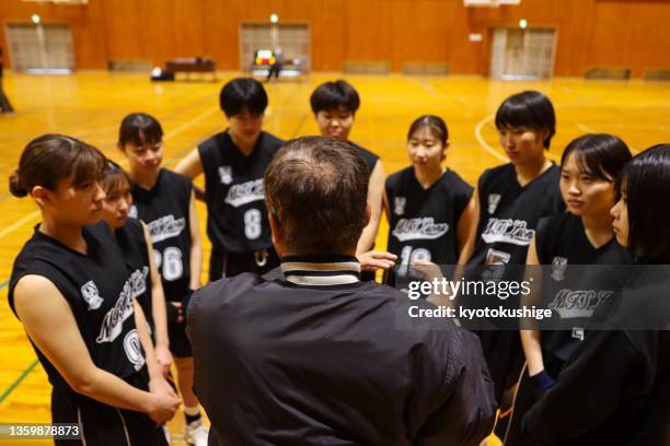 strategy meeting for game by coach - basketball competition 個照片及圖片檔