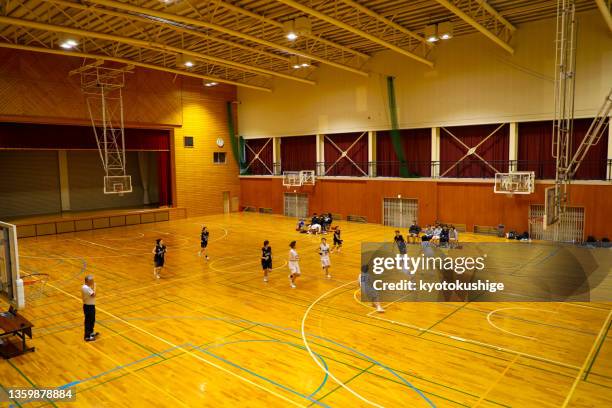 wide angle shot of a basketball game - youth sports competition - fotografias e filmes do acervo