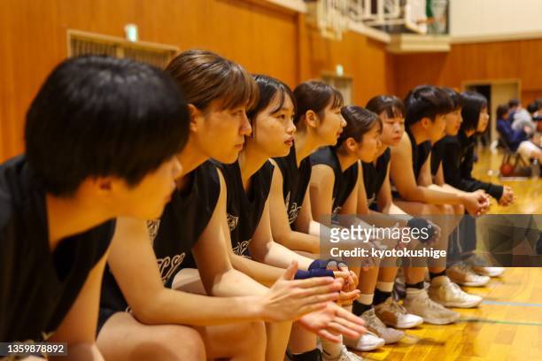 female athletes focus before game - college sports team stock pictures, royalty-free photos & images