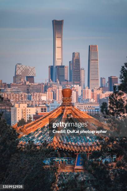 traditional architecture and modern architecture in beijing - pechino foto e immagini stock