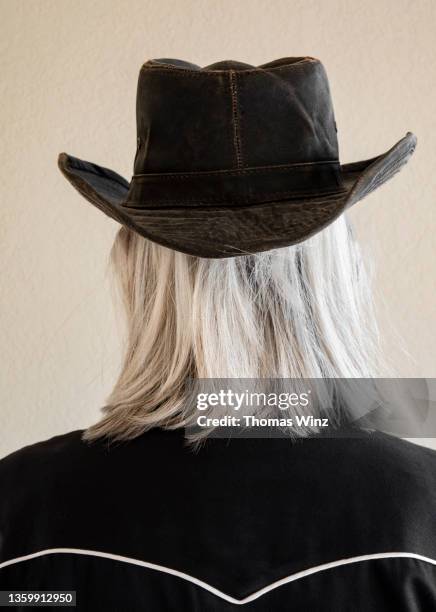 rear view of a cowgirl - schulterlanges haar stock-fotos und bilder