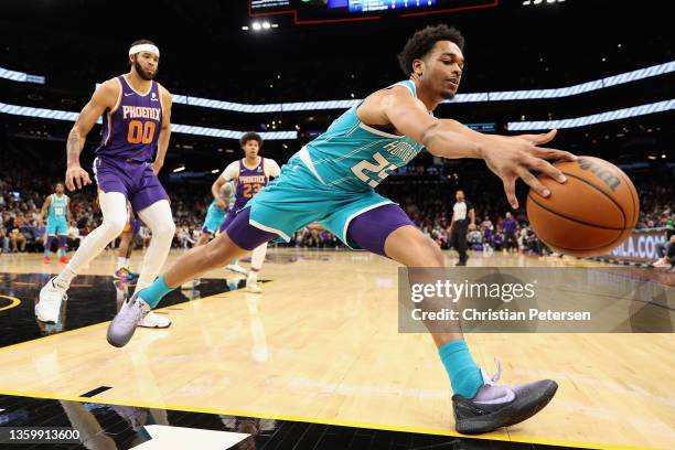 Washington of the Charlotte Hornets attempts to save an out-of-bounds ball during the first half of the NBA game against the Phoenix Suns at...