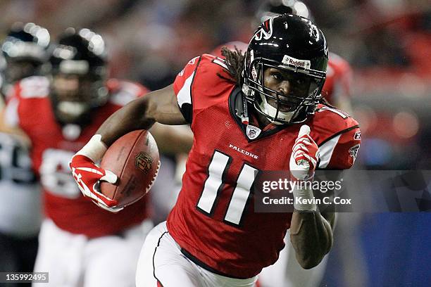 Julio Jones of the Atlanta Falcons catches a 29-yard touchdown reception in the first quarter against the Jacksonville Jaguars at the Georgia Dome on...