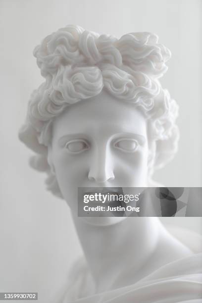 male statue - escultura fotografías e imágenes de stock