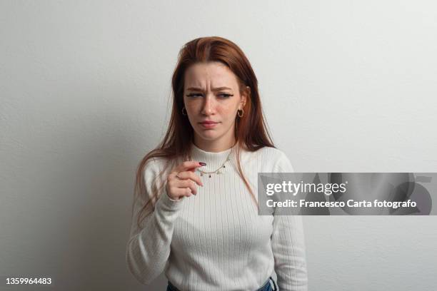 woman looking around whit expressing worry - confused 個照片及圖片檔