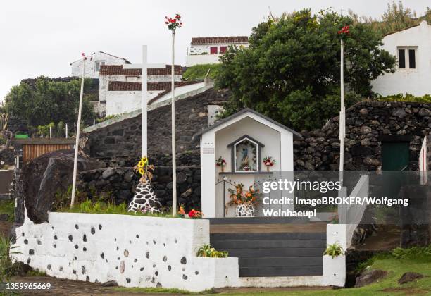 marian shrine in the village of rocha da relva, sao miguel island, azores, portugal - relva stock-fotos und bilder