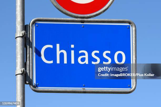 place-name sign chiasso, switzerland - schild schweiz stock-fotos und bilder