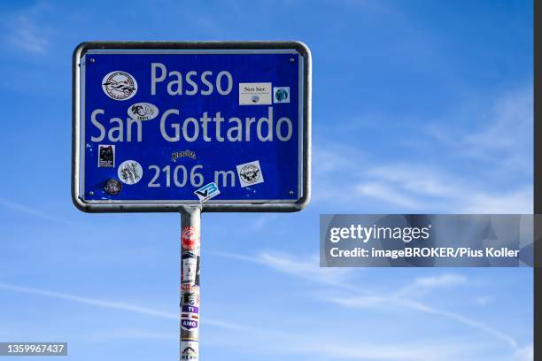 place-name sign gotthard pass, switzerland - schild schweiz stock-fotos und bilder