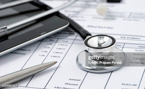 medical expenses - medicare photos et images de collection