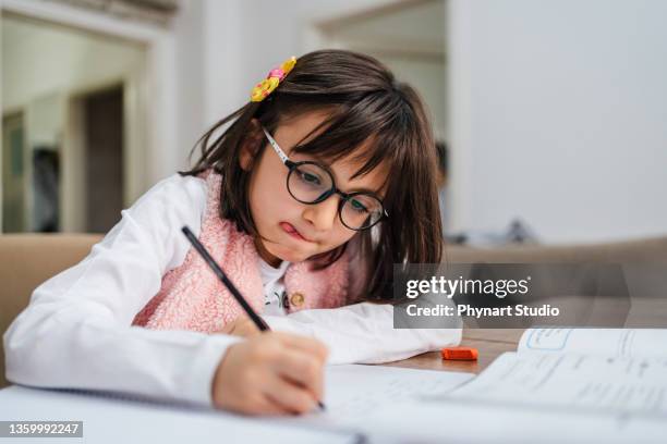 hausaufgaben machen - young girls homework stock-fotos und bilder