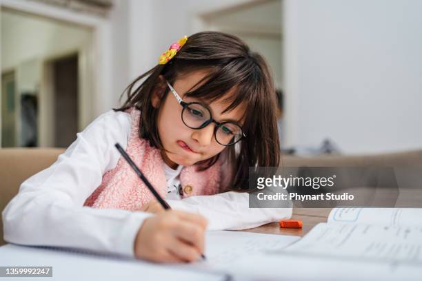 doing homework - young girls homework stockfoto's en -beelden