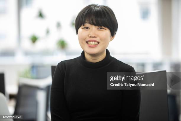 portraits of female employees taken in the office of a start-up company - 会社員 笑顔 日本人 ストックフォトと画像