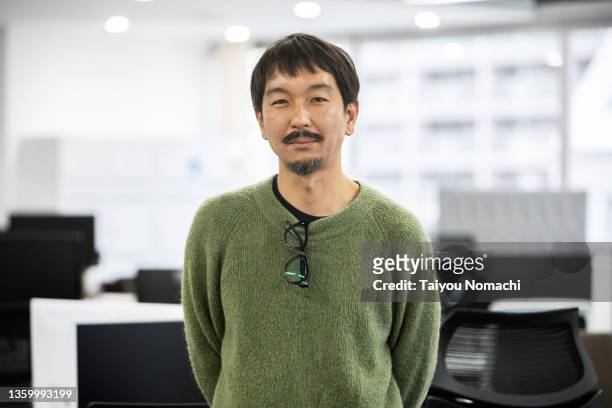 portrait of a male employee taken in the office of a start-up company - 会社員 笑顔 日本人 ストックフォトと画像