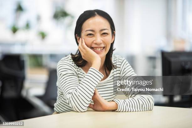 portraits of female employees taken in the office of a start-up company - 女性　日本人　笑顔　30代 ストックフォトと画像