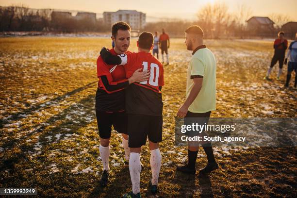 auswechslung von fußballspielern - sideline stock-fotos und bilder