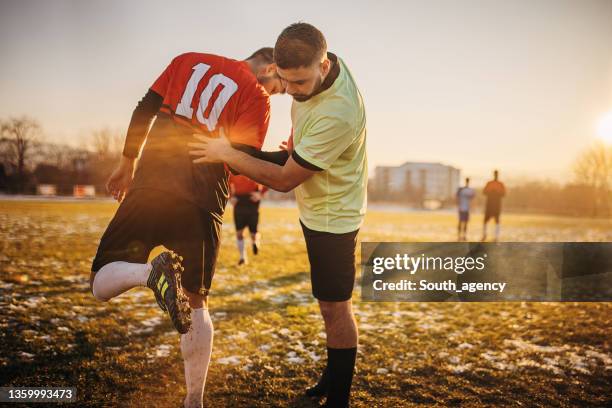 auswechslung von fußballspielern - ersatzbank stock-fotos und bilder