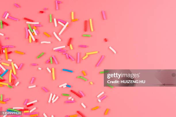 colorful candy sprinkles on pink background - confeito colorido para bolos imagens e fotografias de stock