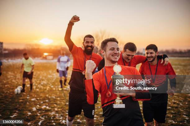 soccer team won a trophy - capitão-de-equipa imagens e fotografias de stock