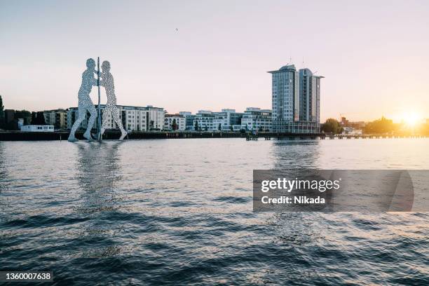 marco popular chamado "molecule men" em berlim, alemanha - friedrichshain - fotografias e filmes do acervo