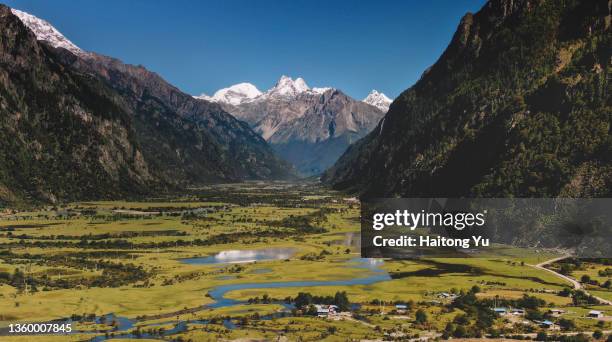 tibetan mountains reflected in wetlands - altiplano - fotografias e filmes do acervo