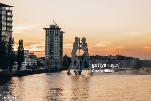 punto de referencia popular llamado los "hombres molécula" en berlín, alemania - friedrichshain fotografías e imágenes de stock