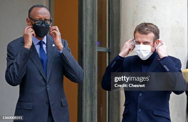 French President Emmanuel Macron and Rwanda's President Paul Kagame take off their face masks prior to their working lunch at the presidential Elysee...