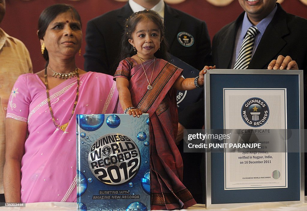 Jyoti Amge poses with her mother Ranjana and an official certificate