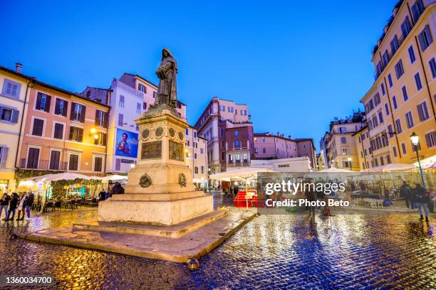 a beautiful twilight view of campo de fiori square in the historic and baroque heart of rome - campo de fiori stock pictures, royalty-free photos & images