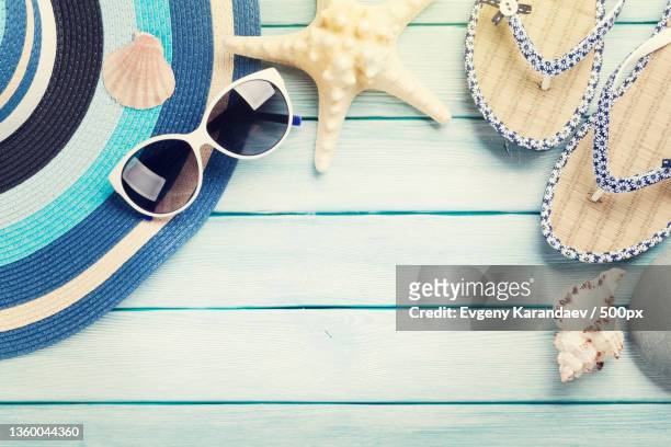 beach accessories,high angle view of personal accessories on table - sunglasses overhead fotografías e imágenes de stock